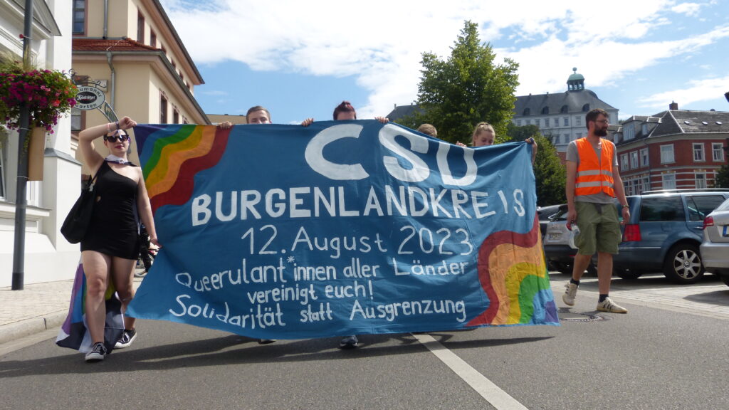 Foto vom Straßenzug des 1. CSD Burgenlandkreis in Weißenfels 2023.